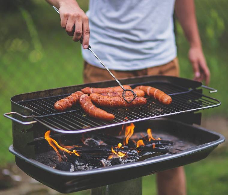 Un barbecue doit-il être intégré dans le prix de vente d'un bien immobilier ? ( Crédits : Pixabay)