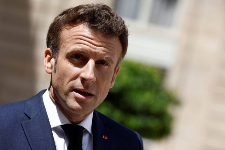Le président français Emmanuel Macron prononce une déclaration commune avec le Premier ministre australien Anthony Albanese au palais de l'Élysée