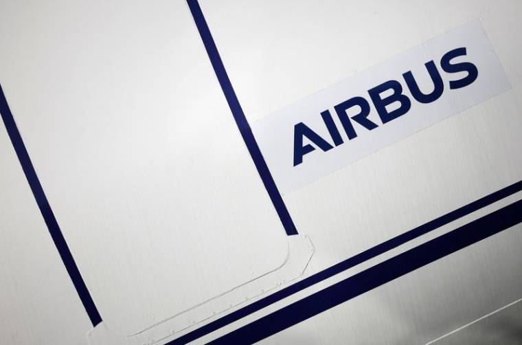 Le logo d'Airbus à l'extérieur de l'usine Airbus de Saint-Nazaire