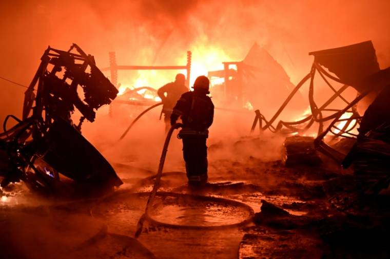 Incendie causé par une attaque de drone russe sur un site industriel de Kharkiv (nord-est de l'Ukraine) le 4 mai 2024 ( AFP / SERGEY BOBOK )