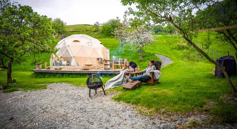Le glamping, camping chic, ce sont les nouvelles tendances du tourisme : proposer aux vacanciers des lieux insolites en pleine nature, alliant respect de l'environnement, confort comme cette tente de luxe en Norvège. (© Innovation Norway)