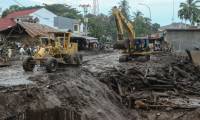 Déblaiement de la boue et des débris après des inondations soudaines et une coulée de lave froide à Tanah Datar, dans l'ouest de Sumatra, le 13 mai 2024 en Indonésie ( AFP / Ade Yuandha )