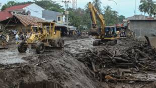 Déblaiement de la boue et des débris après des inondations soudaines et une coulée de lave froide à Tanah Datar, dans l'ouest de Sumatra, le 13 mai 2024 en Indonésie ( AFP / Ade Yuandha )