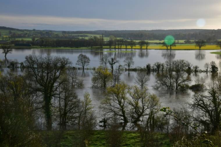 La Creuse en crue à la suite de fortes pluies, le 31 mars 2024 à La Roche-Posay, dans la Vienne ( AFP / Pascal LACHENAUD )