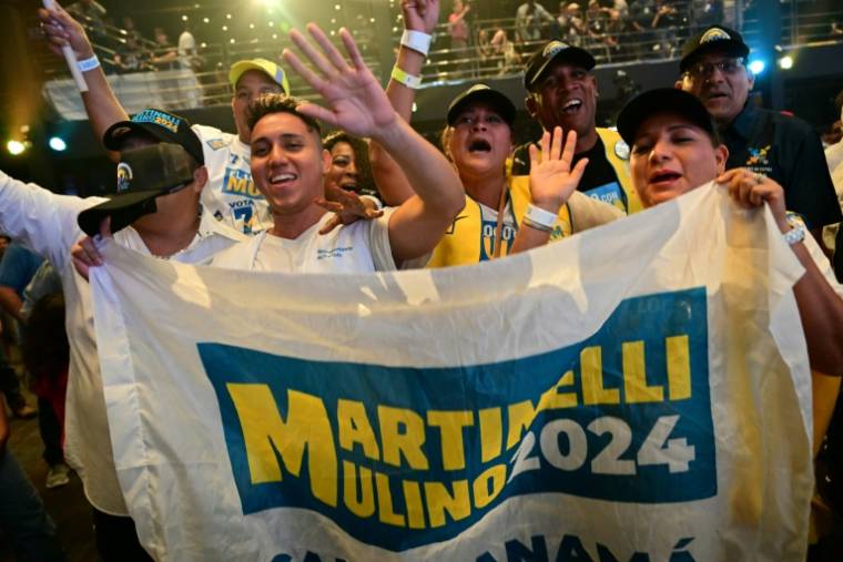 Des partisans de José Raul Molino fêtent sa victoire à l'élection présidentielle, le 5 mai 2024 à Panama ( AFP / MARTIN BERNETTI )