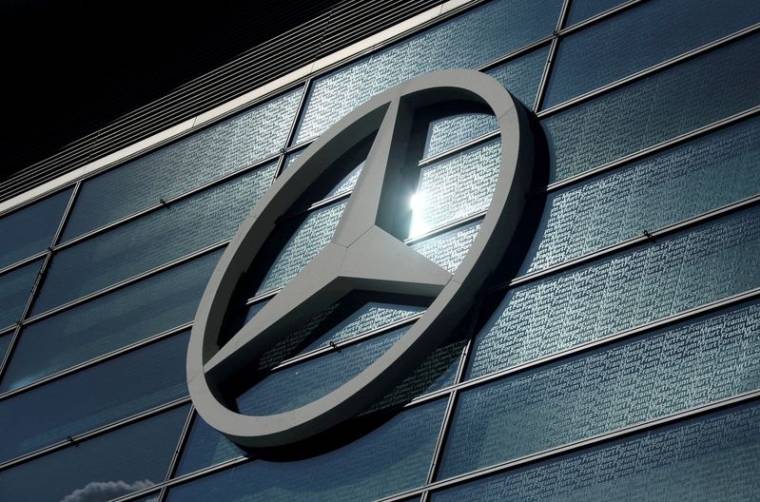 Photo d'archives du logo Mercedes-Benz