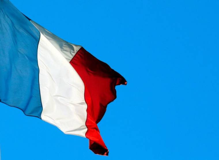 Photo d'un drapeau français visible près du palais d'Elysee à Paris