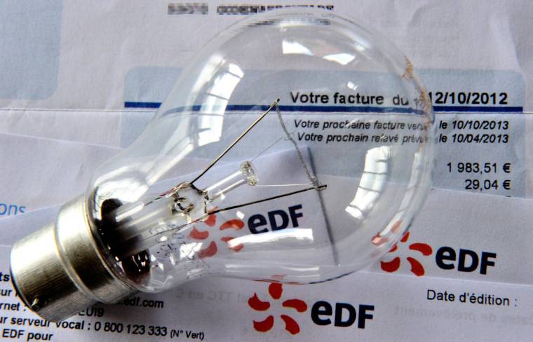 Le gouvernement a contraint EDF à augmenter de 20% le quota annuel d'électricité vendu à prix réduit à ses concurrents, à 120 TWh (contre 100 TWh auparavant) ( AFP / PHILIPPE HUGUEN )