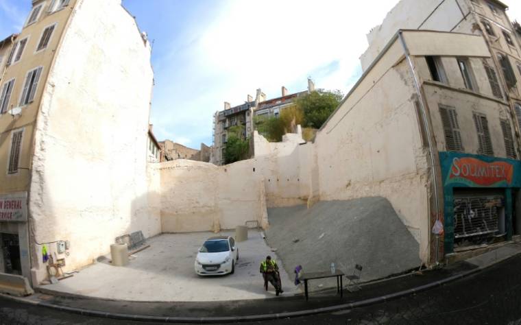 Un agent de sécurité surveille le site de l'effondrement de deux immeubles, rue d'Aubagne à Marseille, le 16 octobre 2019 ( AFP / GERARD JULIEN )