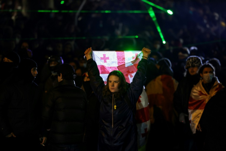 Des manifestants affrontent des policiers pendant des manifestations à Tbilissi, le 2 décembre 2024 ( AFP / Giorgi ARJEVANIDZE )