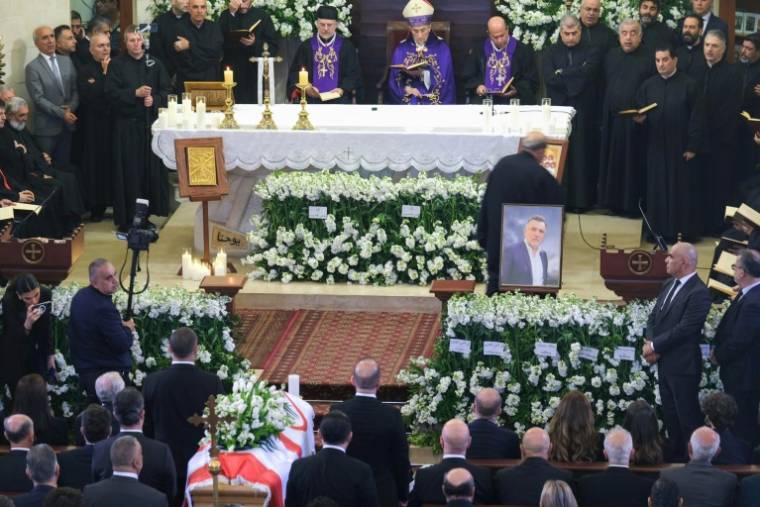 Des partisans des Forces Libanaises assistent aux funérailles de Pascal Sleiman, coordinateur des FL à Byblos au nord de Beyrouth, le 12 avril 2024 ( AFP / Ibrahim CHALHOUB )