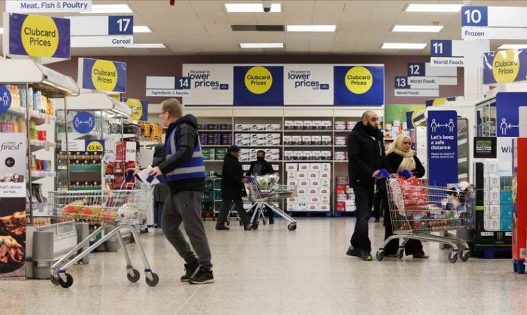 Des gens font leurs courses dans un supermarché Tesco Extra à Londres