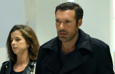 L'acteur et réalisateur Nicolas Bedos (d) arrive au tribunal de Paris, le 26 septembre 2026 ( AFP / Thomas SAMSON )