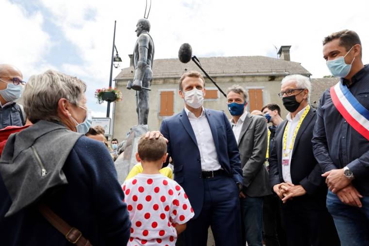 Emmanuel Macron à Sainte-Marie-de-Campan (Hautes-Pyrénées) le 15 juillet.  ( AFP / LUDOVIC MARIN )