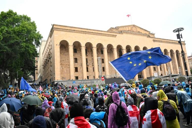 Le drapeau européen lors d'une manifestation contre le projet de loi controversé sur "l'influence étrangère" près du parlement à Tbilissi, le 13 mai 2024 en Géorgie ( AFP / Vano SHLAMOV )