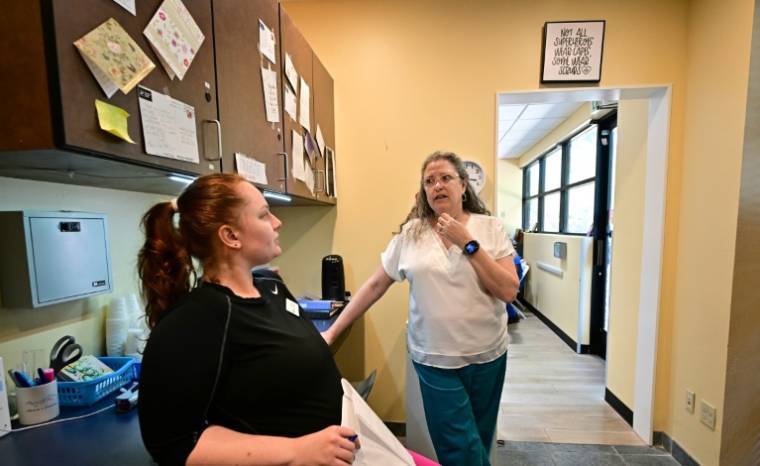 Gabrielle Goodrick, la directrice de la clinique Camelback Family Planning, un établissement qui assure des avortements à Phoenix en Arizona, discute avec une infirmière, le 18 avril 2024 ( AFP / Frederic J. BROWN )