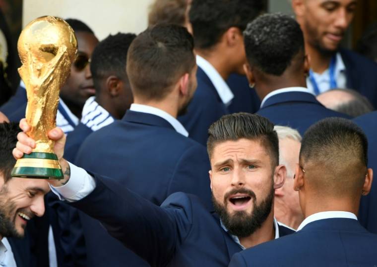 Olivier Giroud brandit la coupe du monde après la victoire en finale contre la Croatie, lors d'une réception à l'Elysée le 16 juillet 2018 ( AFP / Lionel BONAVENTURE )