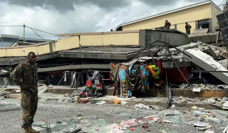 Photo publiée par Michael Thompson, habitant du Vanuatu, montrant un membre des services de sécurité en train d'inspecter les décombres d'un bâtiment détruit par un puissant séisme, à Port-Vila, le 17 décembre 2024 ( Facebook account of Michael Thompson / MICHAEL THOMPSON )