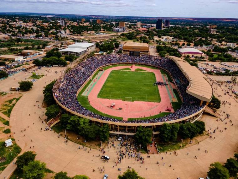 Vue générale alors que les partisans des putschistes nigériens participent à un rassemblement dans un stade de Niamey