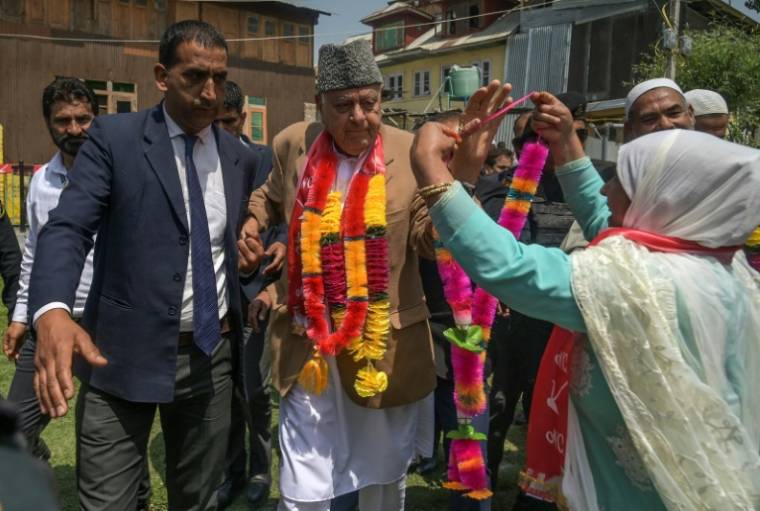 Farooq Abdullah (C), président du parti de la Conférence Nationale arrive pour assister à un meeting de campagne électorale à Srinagar, la principale ville du Cachemire administrée par l'Inde, le 11 mai 2024 ( AFP / TAUSEEF MUSTAFA )