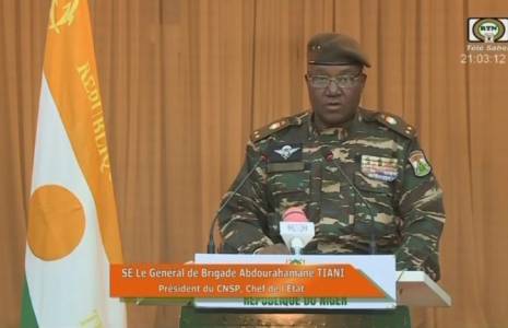 Le général nigérien Abdourahamane Tiani fait une déclaration à la télévision nationale nigérienne, le 19 août 2023. Image tirée d'une vidéo obtenue par l'AFP de l'ORTN-Télé Sahel  obtained by AFP from ORTN - Télé Sahel on August 19, 2023 shows Niger's new military ruler General Abdourahamane Tiani, reading a statement on national television. Niger's new military ruler said on August 19, 2023 a transition of power would not go beyond three years, and warned that any attack on the country would not be easy for those involved."Our ambition is not to confiscate power," General Abdourahamane Tiani said in a televised address, adding that an attack on Niger would not be "a walk in the park".His warning came as a delegation from West African bloc ECOWAS arrived in the country for a final diplomatic push before deciding on whether to take military action. ( ORTN - Télé Sahel / - )