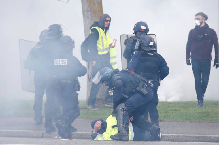 "GILETS JAUNES": DES POLICIERS SERONT JUGÉS, INDIQUE LE PROCUREUR DE PARIS