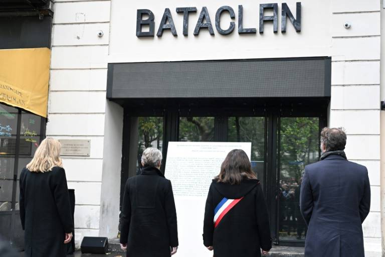 Cérémonie de souvenir, devant l'entrée de la salle de spectacle du Bataclan, le 13 novembre 2023 à Paris  ( AFP / Bertrand GUAY )