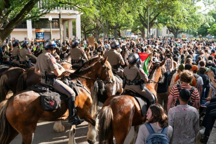 Des policiers à cheval du Texas dispersent des manifestants pro-palestiniens sur le campus de l'université du Texas, à Austin, le 24 avril 2024 ( AFP / SUZANNE CORDEIRO )