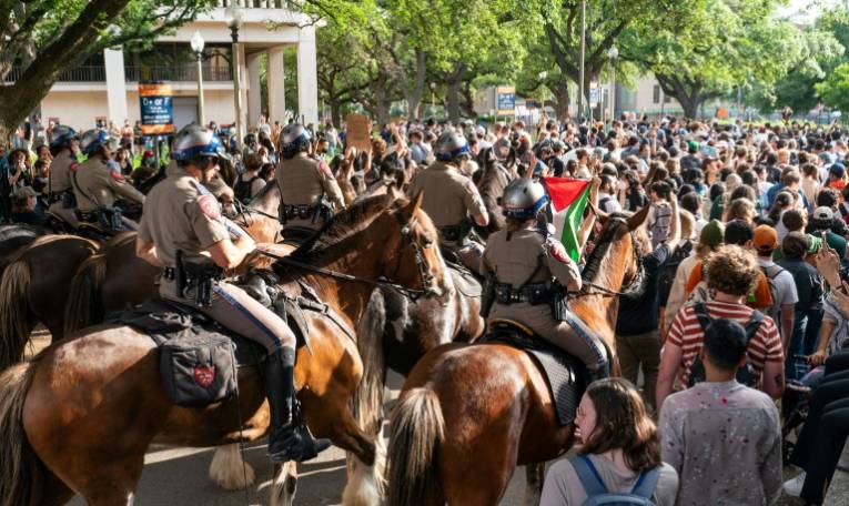 Des policiers du Texas à cheval dispersent des manifestants pro-palestiniens sur le campus de l'université du Texas, à Austin, le 24 avril 2024 ( AFP / SUZANNE CORDEIRO )