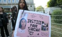 Une proche de Shaïna, poignardée et brûlée vive à 15 ans en 2019, porte une pancarte réclamant "Justice pour Shaïna" à l'ouverture du procès au tribunal de Beauvais (Oise), le 5 juin 2023 ( AFP / François NASCIMBENI )