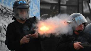 Un policier anti-émeute tire lors de heurts avec des manifestants près du Parlement, à Buenos Aires le 12 juin 2024 ( AFP / Luis ROBAYO )
