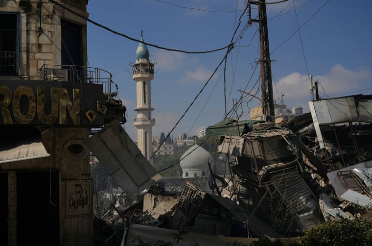 Site endommagé par une frappe israélienne sur un marché à Nabatie