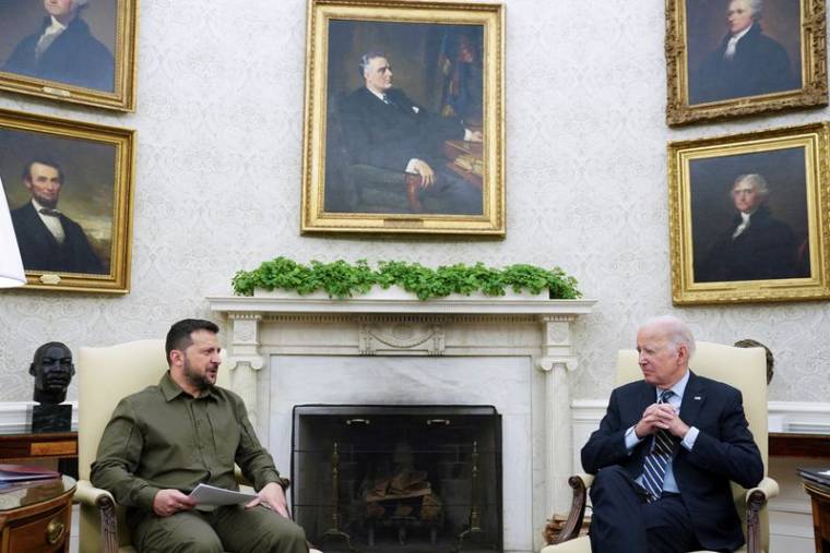 Photo d'archives du président ukrainien Volodymyr Zelenskiy et le président américain Joe Biden à Washington, aux Etats-Unis. /Photo prise le 21 septembre 2023/REUTERS/Kevin Lamarque