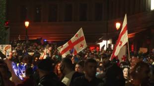 Des milliers de Géorgiens manifestent contre le projet de loi sur "l'influence étrangère"