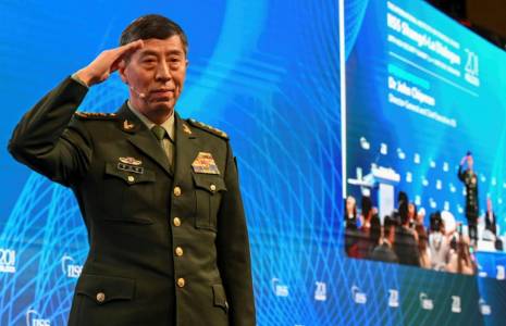 Le ministre chinois de la Défense, Li Shangfu, salue le public avant de prendre la parole lors de la conférence de Shangri-La sur le dialogue, le 4 juin 2023 à Singapour ( AFP / Roslan RAHMAN )