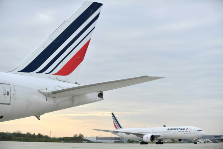 Des avions de la compagnie Air France sur le tarmac à l'aéroport international de Roissy-Charles-de-Gaulle, près de Paris, le 26 avril 2023   ( AFP / JULIEN DE ROSA )