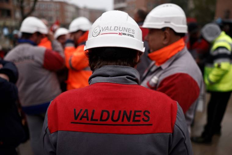 Des salariés de la société Valdunes assistent à une manifestation contre une éventuelle fermeture de leur usine lors la visite d'Emmanuel Macron à Dunkerque (nord de la France), le 12 mai 2023. ( AFP / SAMEER AL-DOUMY )