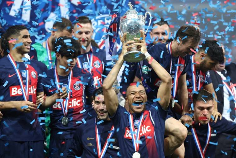 Kylian Mbappé (c) et ses coéquipiers du PSG avec la Coupe de France après la victoire en finale contre Lyon, le 25 mai 2024 à Villeneuve-d'Ascq ( AFP / FRANCK FIFE )