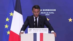 Macron appelle à un "emprunt européen" pour investir dans l'armement