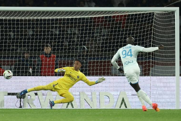 Le Havrais Abdoulaye Touré (d) marque sur penalty face au gardien du PSG Keylor Navas, le 27 avril 2024 au Parc des Princes  ( AFP / FRANCK FIFE )