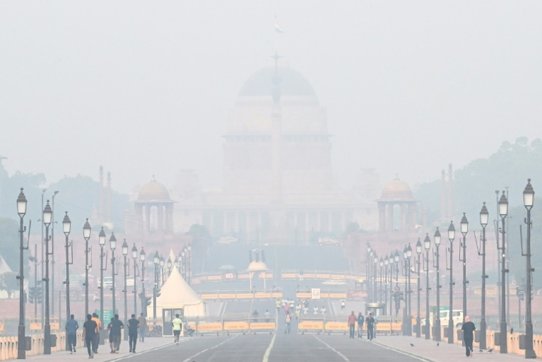 Le palais présidentiel Rashtrapati Bhavan dans le smog après les célébrations de Diwali, la fête des lumières hindoue, le 1er novembre 2024 à New Delhi, en Inde ( AFP / Arun SANKAR )