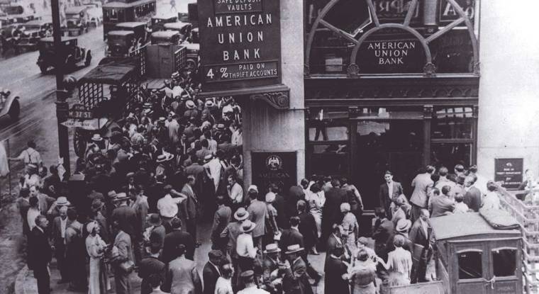 Les États-Unis ont connu quinze périodes de récession depuis 1929. À New York, le 30 juin 1931, l’American Union Bank ferme ses portes devant une foule de déposants qui n’ont pas réussi à retirer leurs économies à temps.(© CC)
