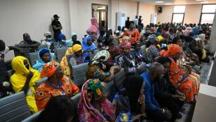 Photo d'archives du 28 septembre 2022 montrant les proches des victimes du massacre du 28 septembre 2009 au stade de Conakry, en Guinée, à l'ouverture du procès ( AFP / Cellou BINANI )