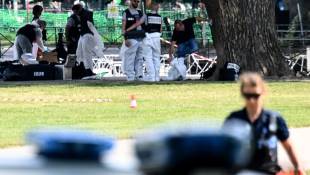 La police scientifique travaille sur la scène de crime dans les Jardins de l'Europe à Annecy, où un homme a poignardé six personnes le 8 juin 2023 ( AFP / OLIVIER CHASSIGNOLE )
