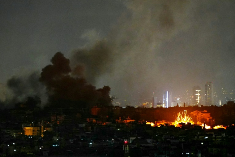 De la fumée s'élève et une boule de feu jaillit du site des frappes aériennes qui ont visé la banlieue sud de Beyrouth le 24 novembre 2024 ( AFP / - )