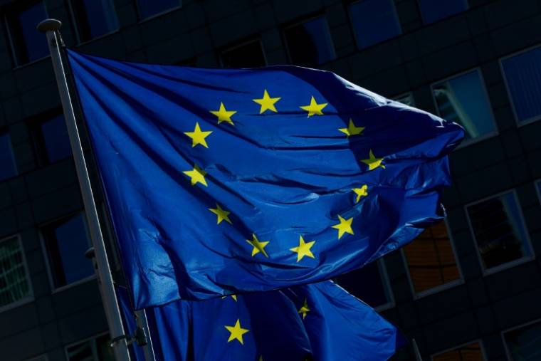 Le drapeau européen le 11 mai 2022, au siège de la Commission européenne, à Bruxelles ( AFP / Kenzo TRIBOUILLARD )