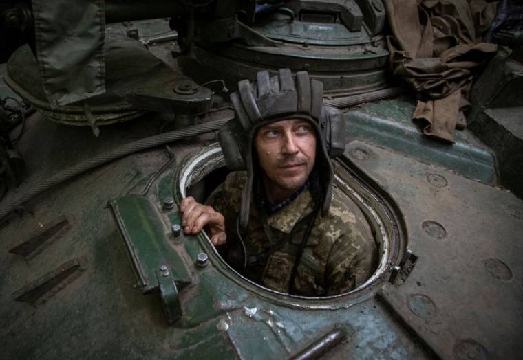 Un soldat ukrainien dans un véhicule militaire blindé, dans la région de Donetsk