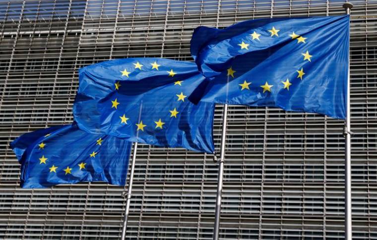 Photo d'archives de drapeaux de l'Union européenne devant le siège de la Commission européenne