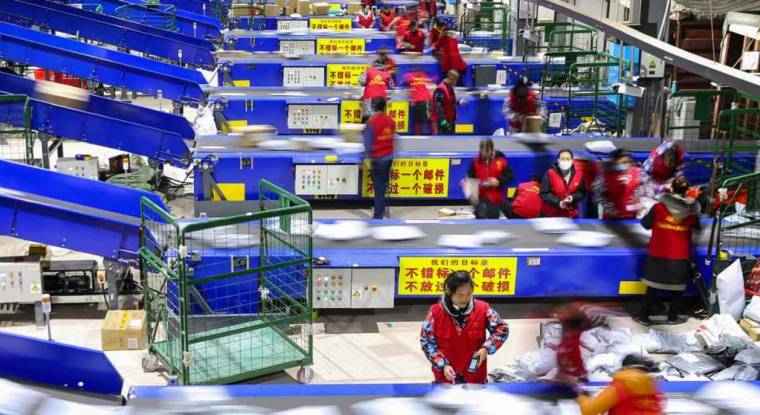 À quelques semaine du soixante-dixième anniversaire de la République chinoise, Pékin soutient son économie pour tenir les 6% de croissance. (© AFP)