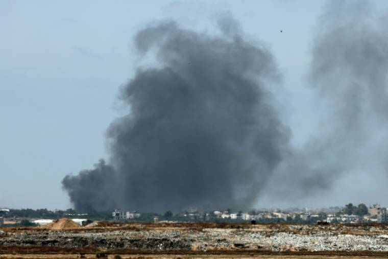 Une colonne de fumée sélève au dessous de la bande de Gaza, le 15 mai 2024 ( AFP / JACK GUEZ )